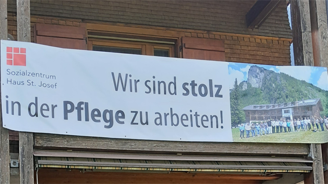 Banner "Wir sind stolz in der Pflege zu arbeiten"