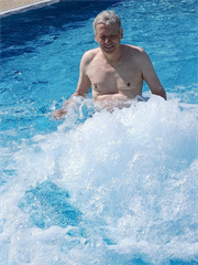 Ein Mann in einem Pool